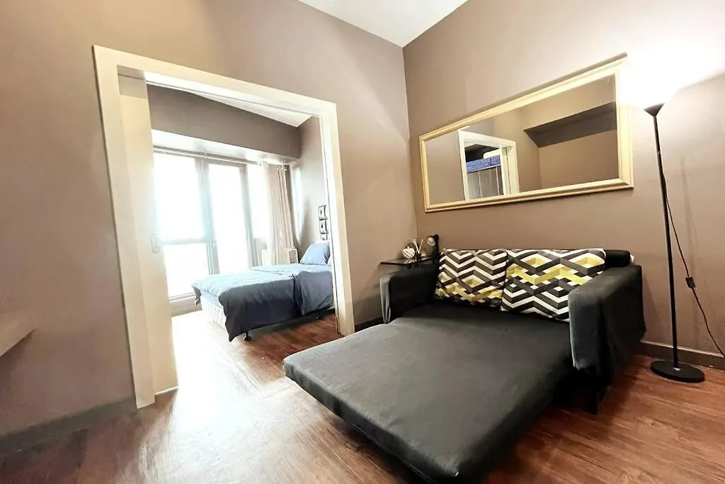 1Br With Balcony Kl Tower, Greenbelt Near Aim Manila Apartment