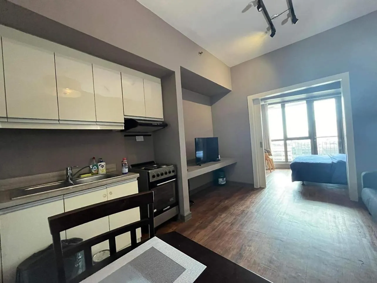 Apartment 1Br With Balcony Kl Tower, Greenbelt Near Aim Manila